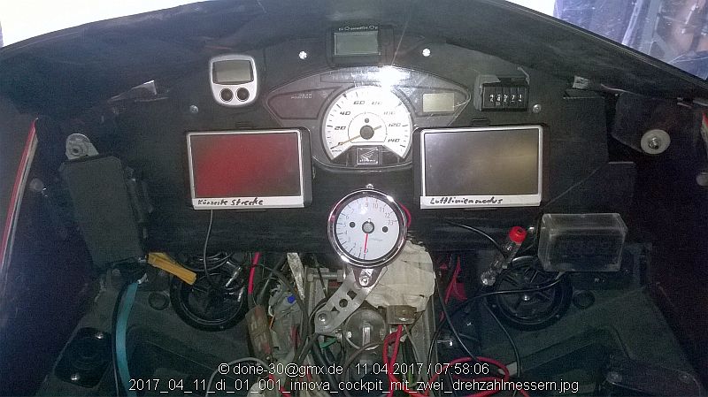 2017_04_11_di_01_001_innova_cockpit_mit_zwei_drehzahlmessern.jpg