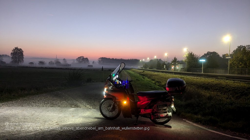 2024_10_29_di_03_002_honda_innova_abendnebel_am_bahnhalt_wullenstetten.jpg