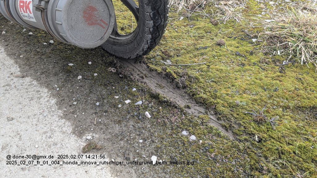 2025_02_07_fr_01_004_honda_innova_rutschiger_untergrund_beim_imbiss.jpg