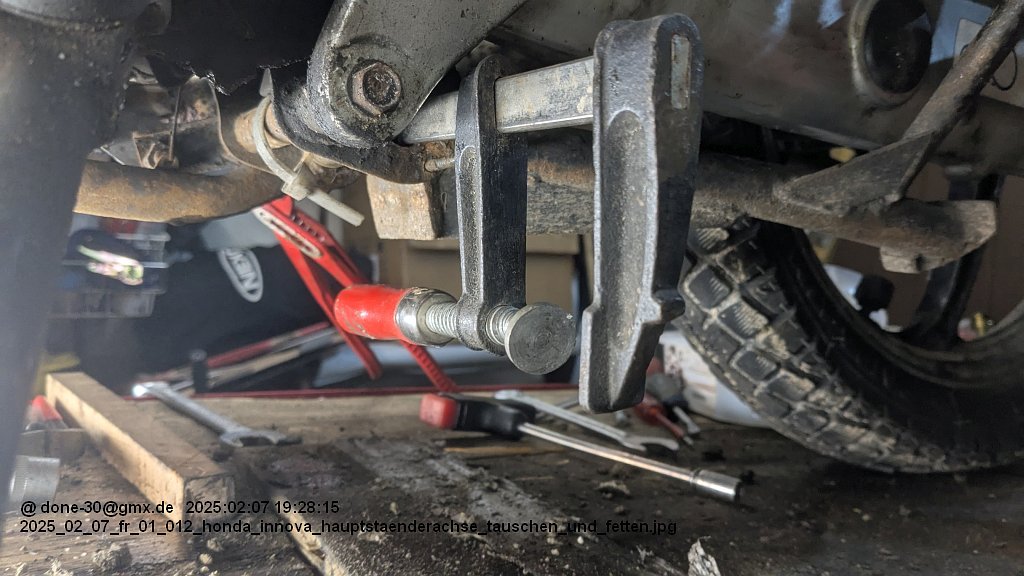2025_02_07_fr_01_012_honda_innova_hauptstaenderachse_tauschen_und_fetten.jpg