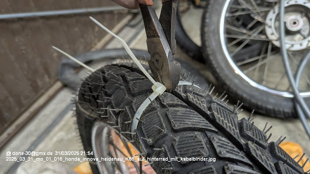 2025_03_31_mo_01_016_honda_innova_heidenau_K66_auf_hinterrad_mit_kabelbinder.jpg