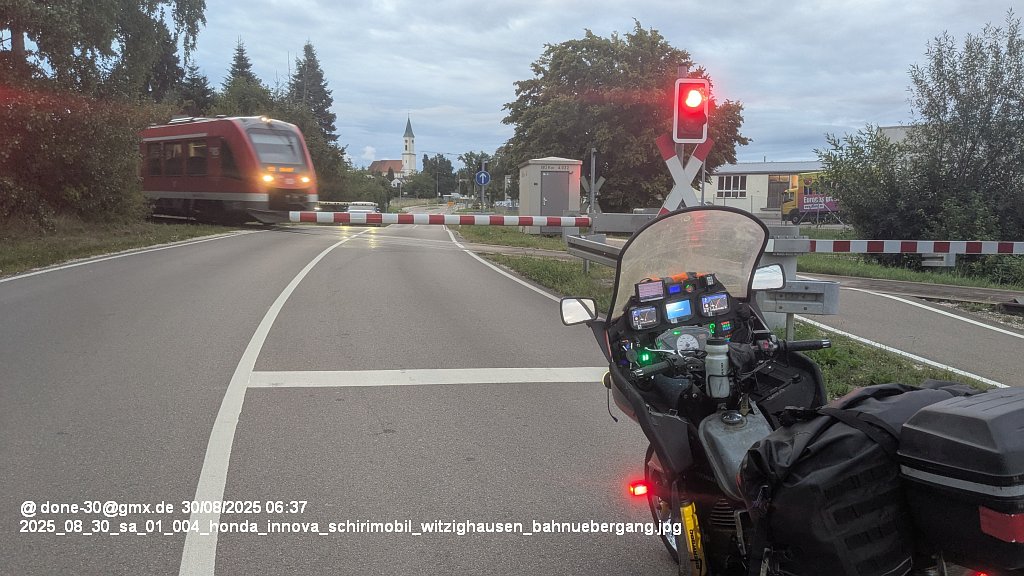 2025_08_30_sa_01_004_honda_innova_schirimobil_witzighausen_bahnuebergang.jpg