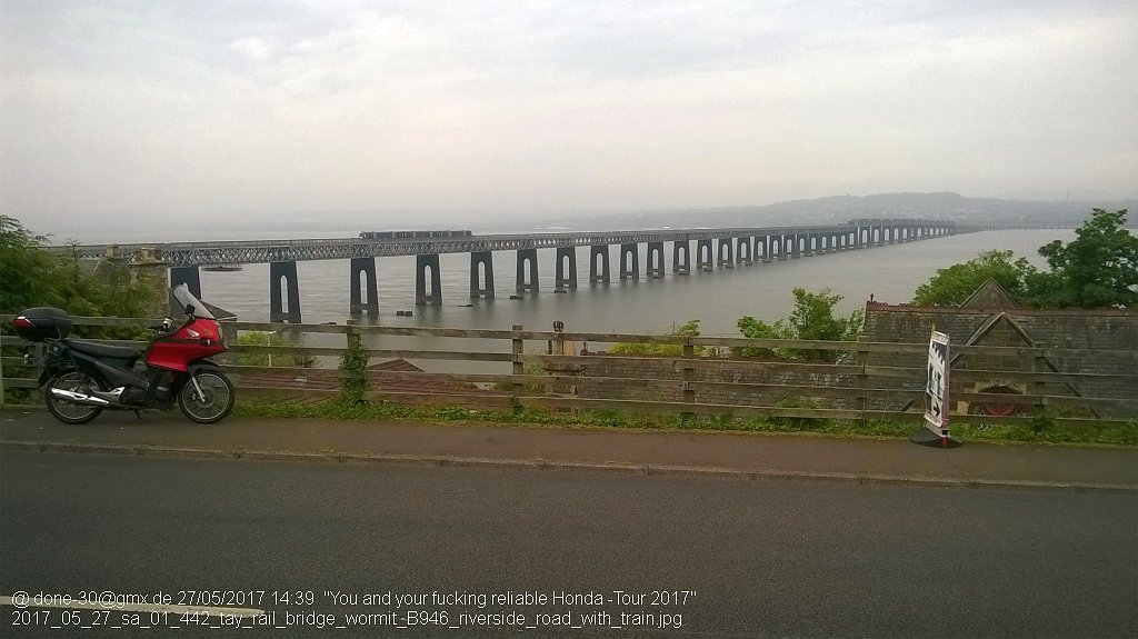 2017_05_27_sa_01_442_tay_rail_bridge_wormit_B946_riverside_road_with_train.jpg