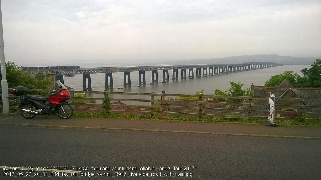 2017_05_27_sa_01_444_tay_rail_bridge_wormit_B946_riverside_road_with_train.jpg