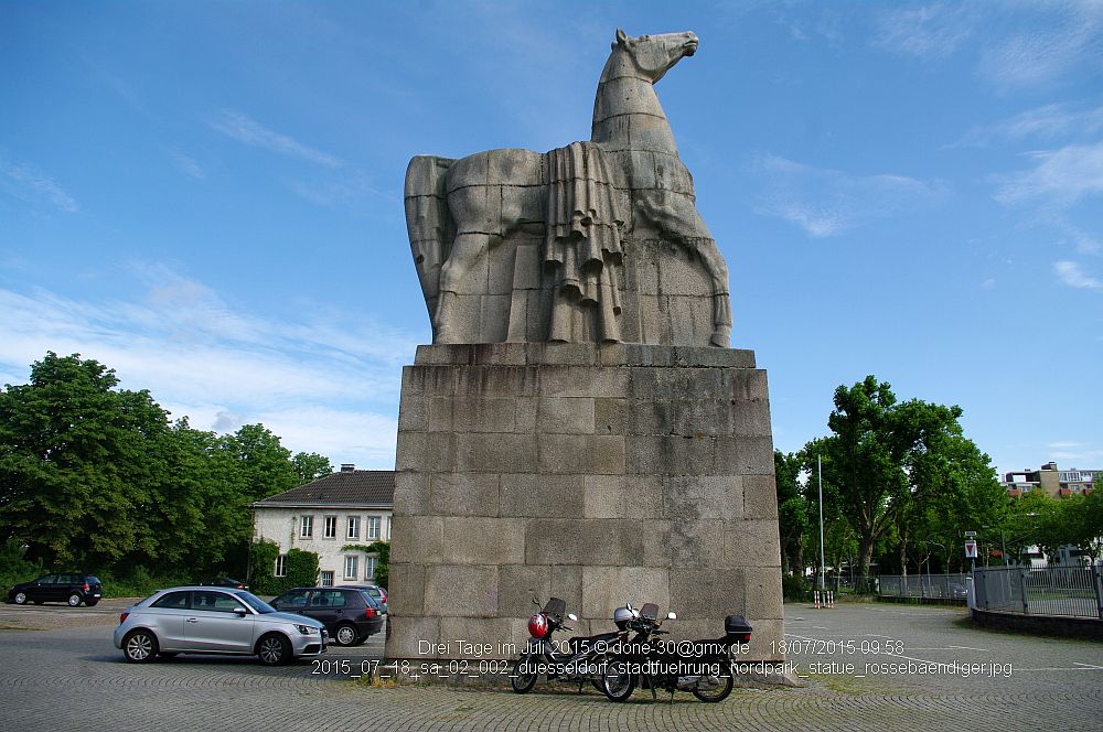 2015_07_18_sa_02_002_duesseldorf_stadtfuehrung_nordpark_statue_rossebaendiger.jpg