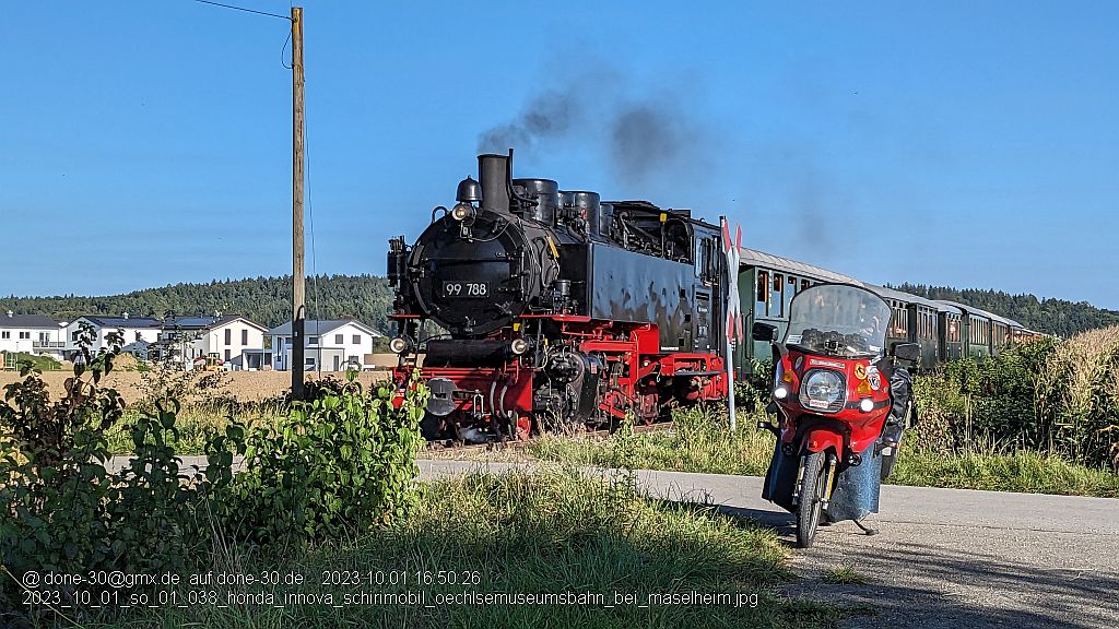 2023_10_01_so_01_038_honda_innova_schirimobil_oechlsemuseumsbahn_bei_maselheim.jpg